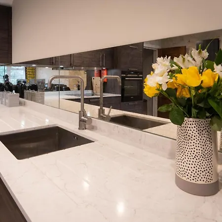 Woodside Apartment *